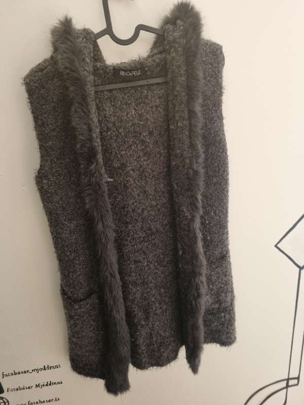 Ullarvesti með hettu og loði