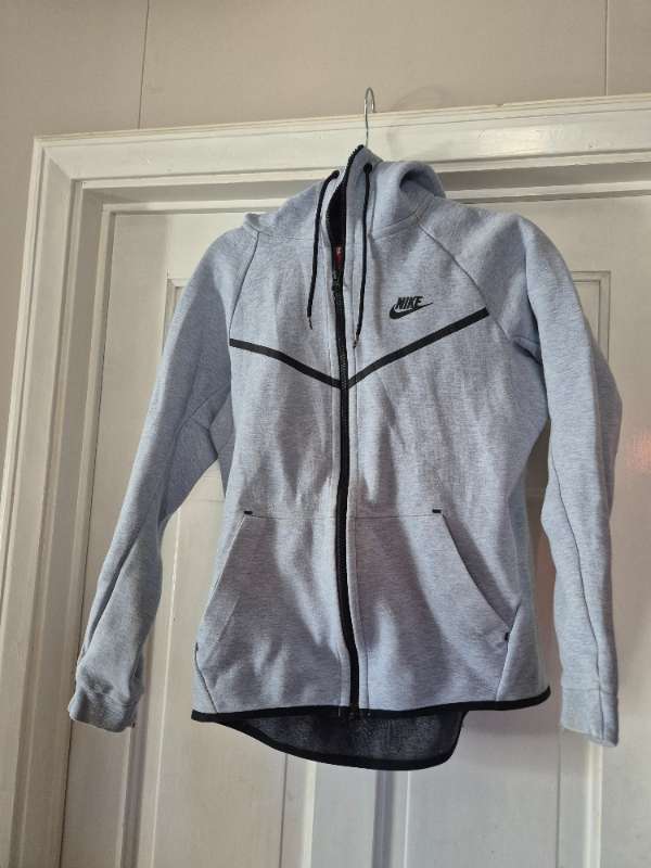 Nike rennd hettupeysa