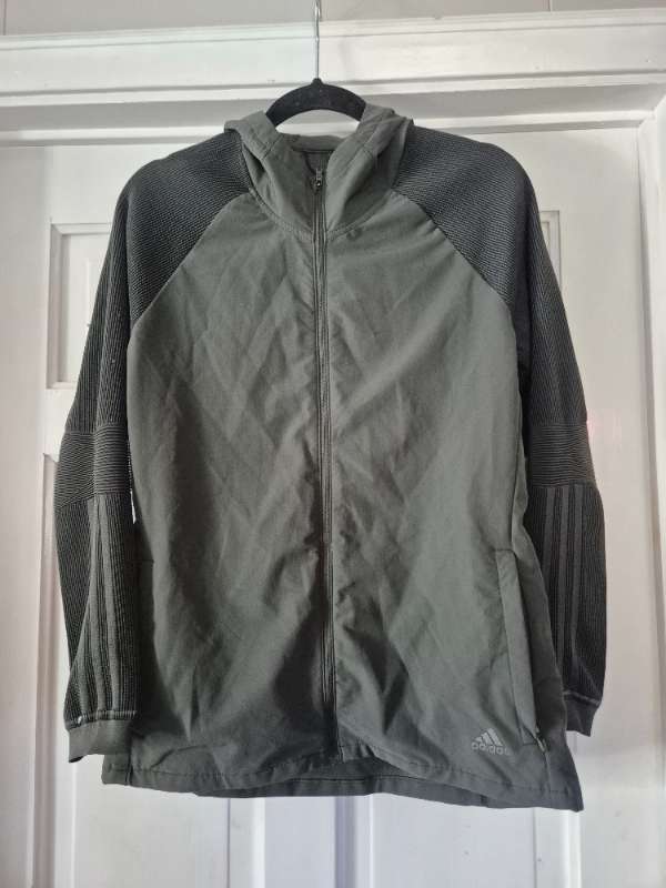 Adidas rennd hettupeysa