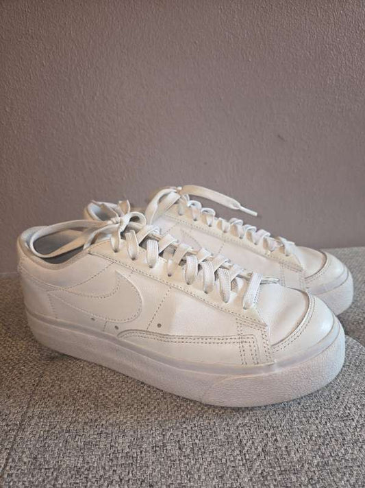 Nike hvítir