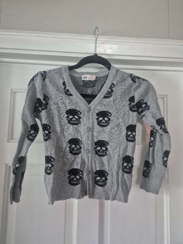 H&M hauskúpupeysa f. 6 ára