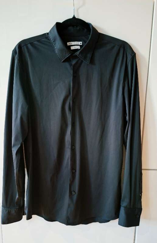 Skyrta (ZARA) svört, straufrítt efni