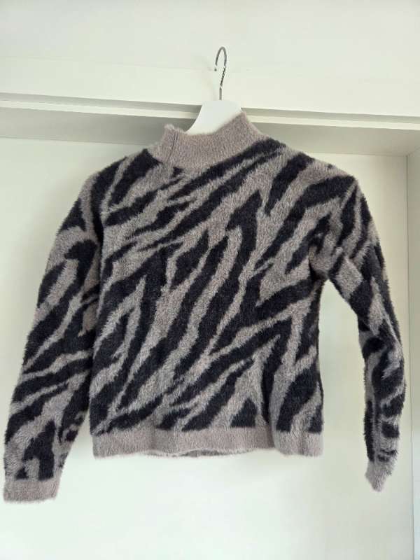 Zebra print mjúk peysa