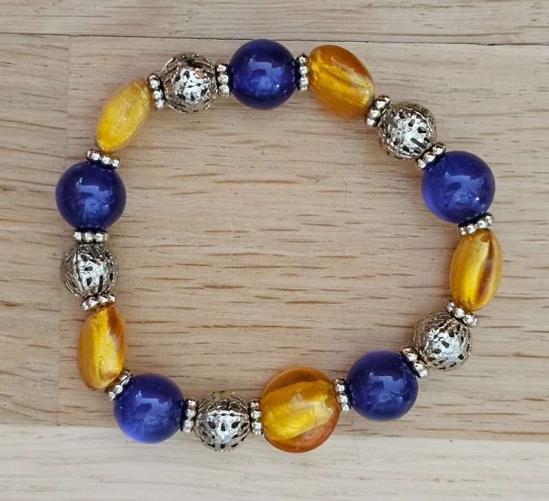 *Armband gult, gyllt og fjólublátt