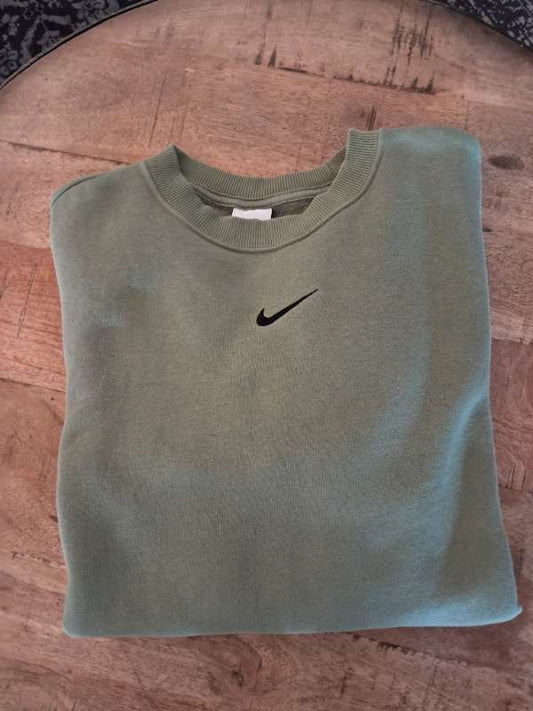 N Nike peysa græn