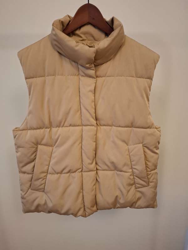 Drapplitað dúnvesti Selected Femme