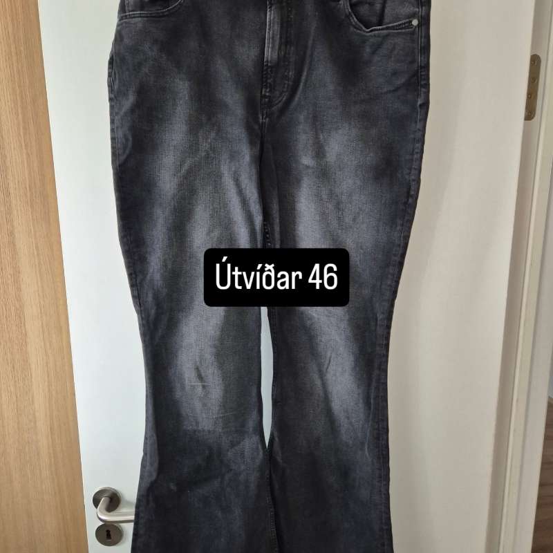 Svartar gallabuxur útvíðar