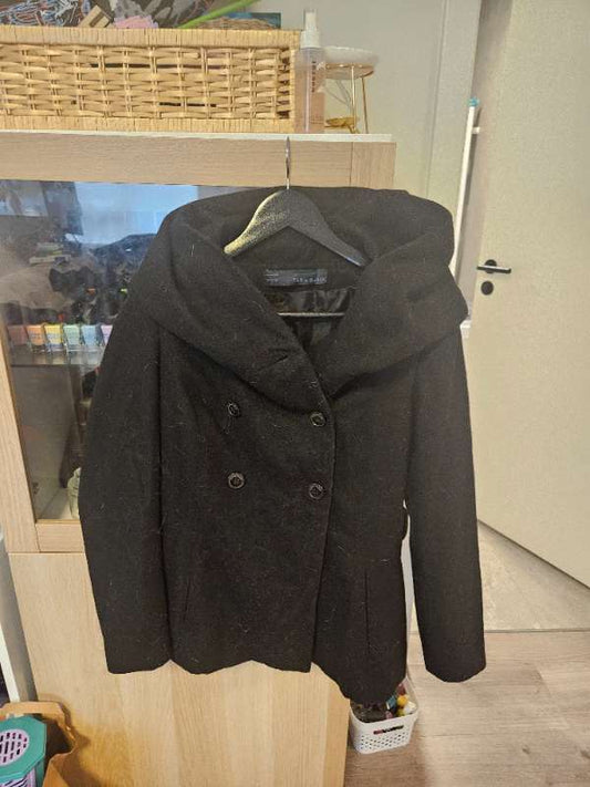Svört kápa hneppur Eþc