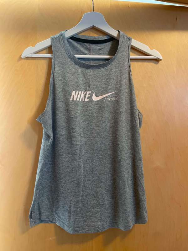 Nike grár