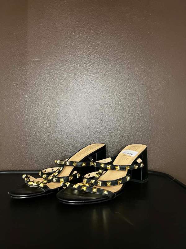 Studded hælar