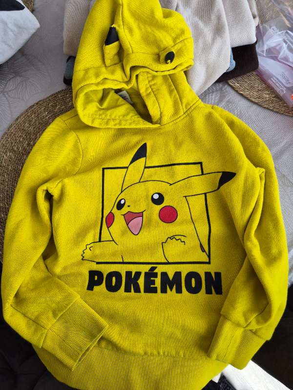 Pokemon peysa gul
