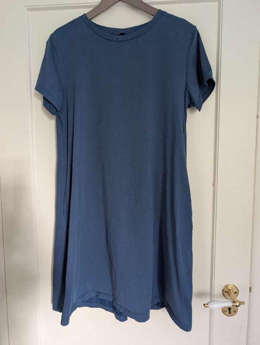 Blár kjóll stutterma m/ vösum Uniqlo M (40-42)