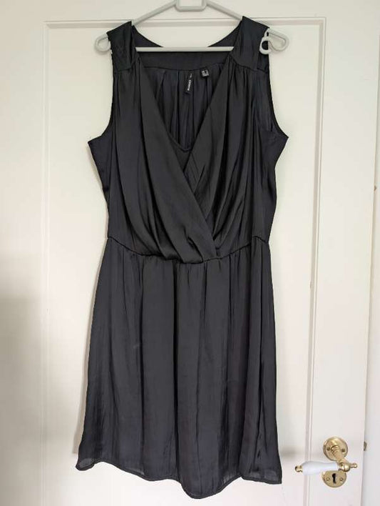 Svartur satín kjóll Mango XL (42)