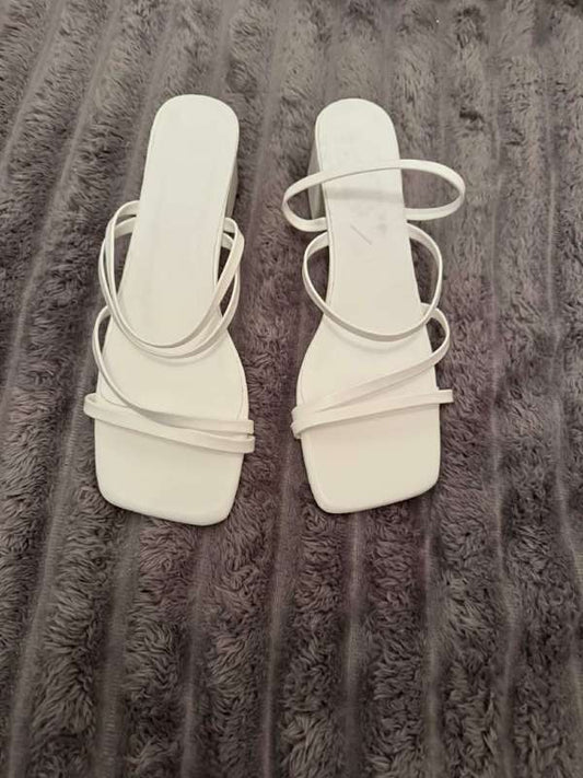Hvítir hæla sandalar