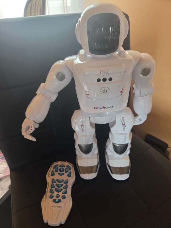 Robot með hljóðum og hreyfist