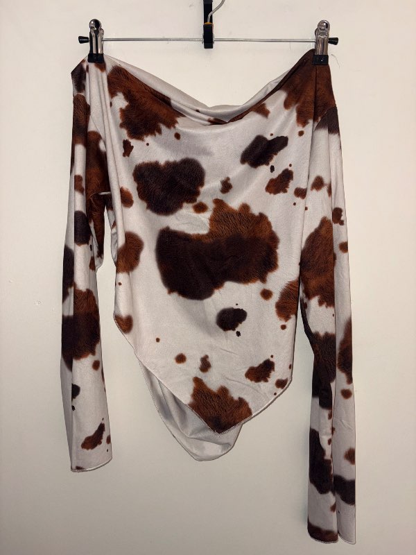 Asymmetrical cow print toppur