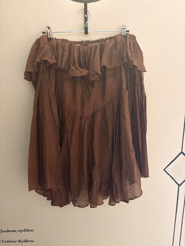 Brúnn kjóll off the shoulder