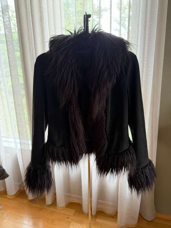 stradivarius loðjakki svartur small