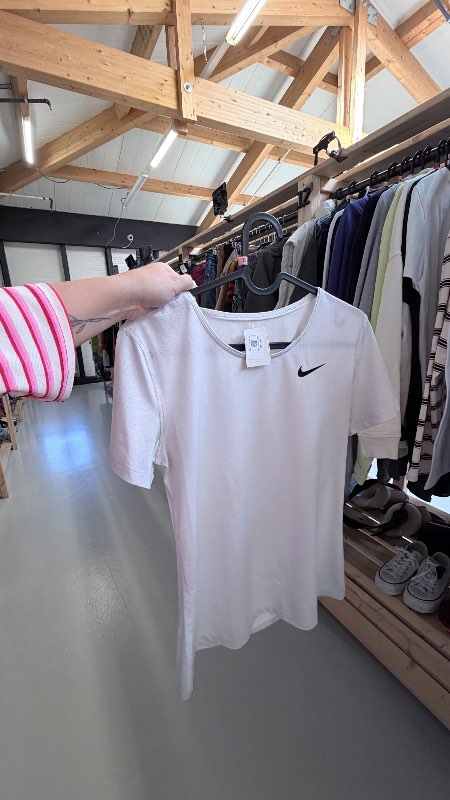 nike hvítur bolur