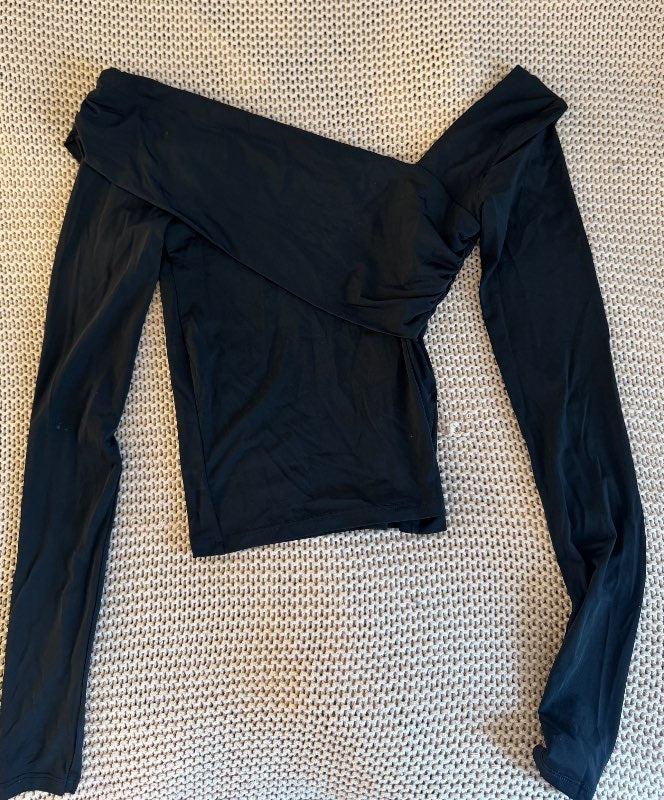 Svartur off-shoulder toppur