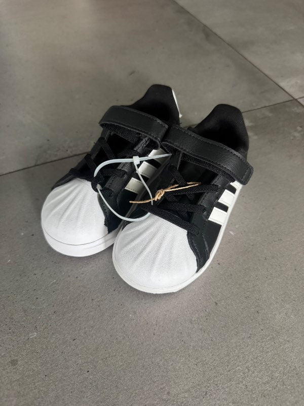 Adidas NÝIR í 27