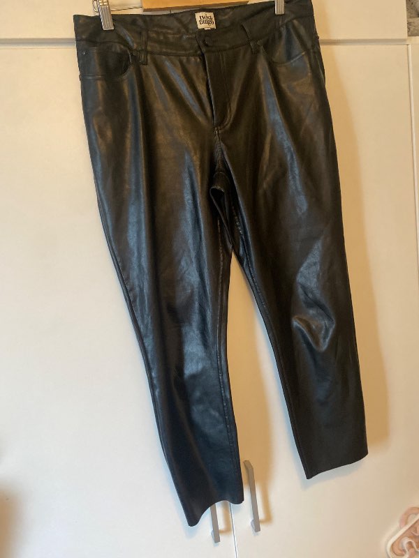 “Leður” buxur