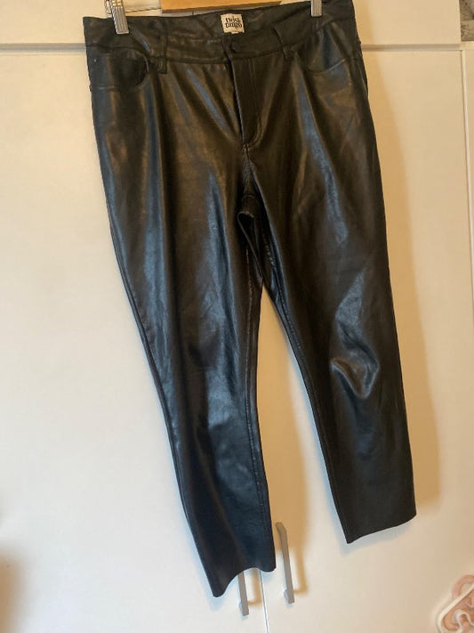 “Leður” buxur