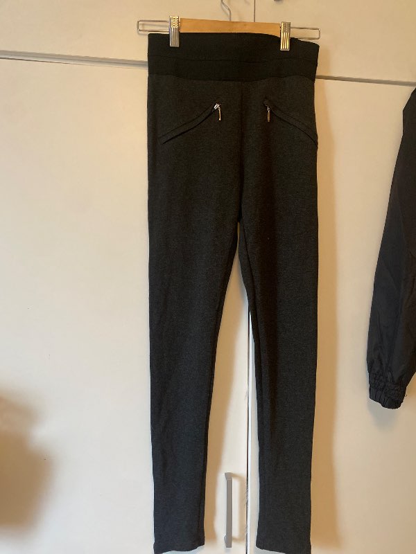 Gráar buxur m/teygju