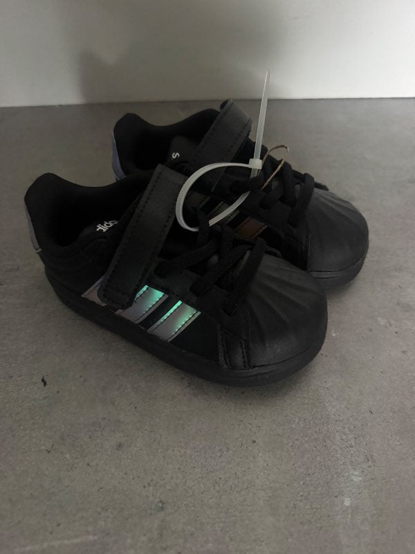Adidas skór NÝIR í 25