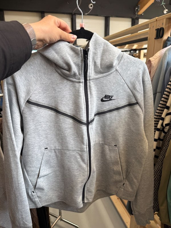 Nike hettupeysa grá a
