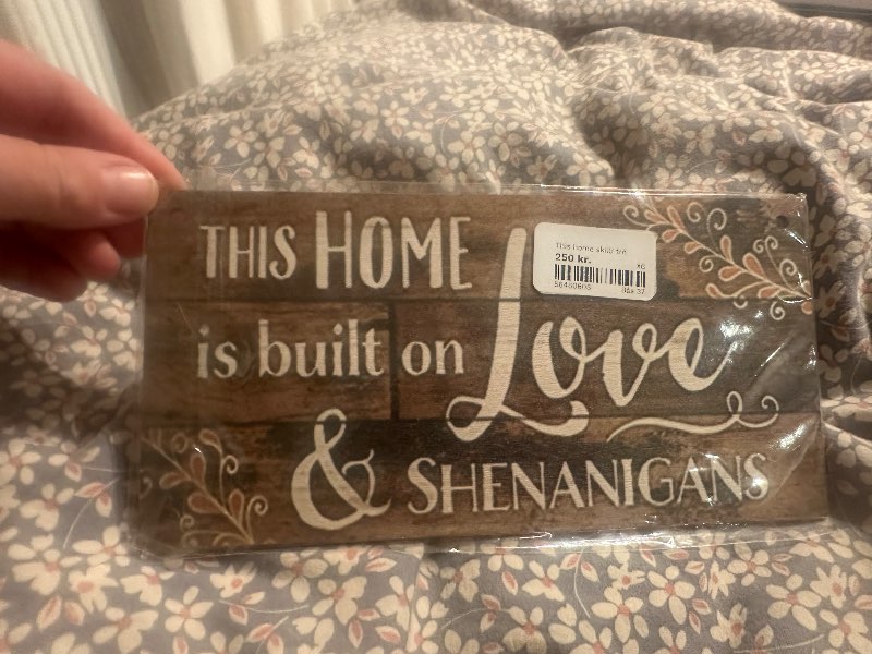 This home is built on love tré skilti