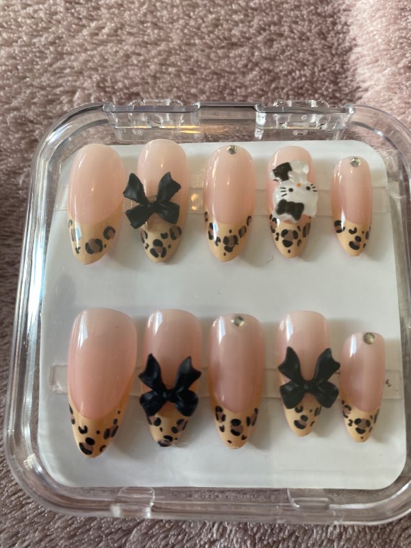 Tiger press on Hello Kitty neglur