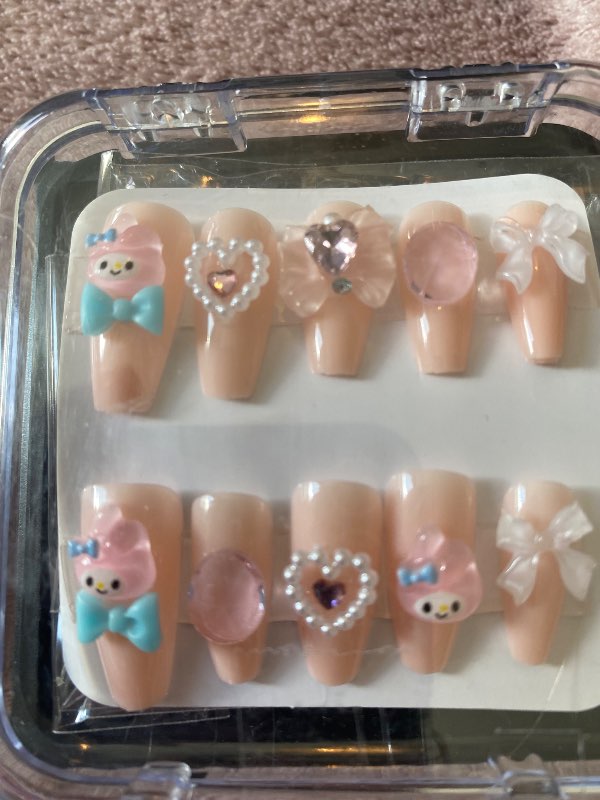 Press on Hello Kitty neglur