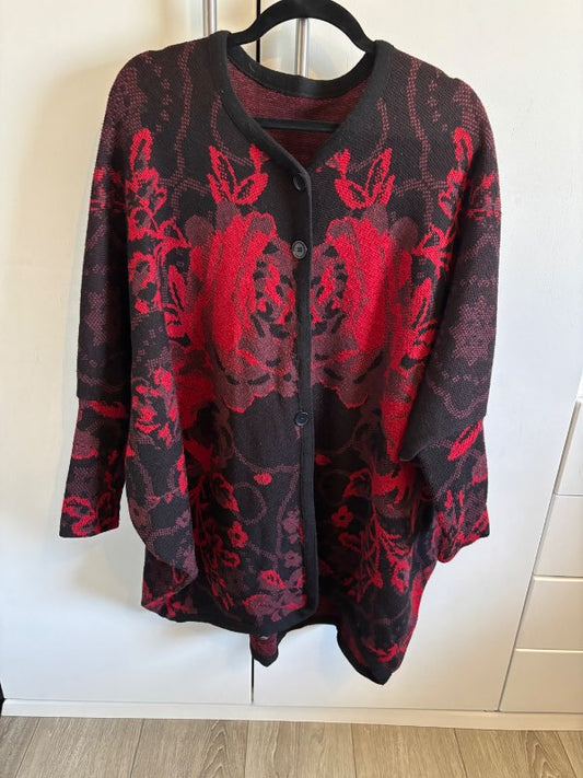 Svart og rauð hneppt peysa Júniform