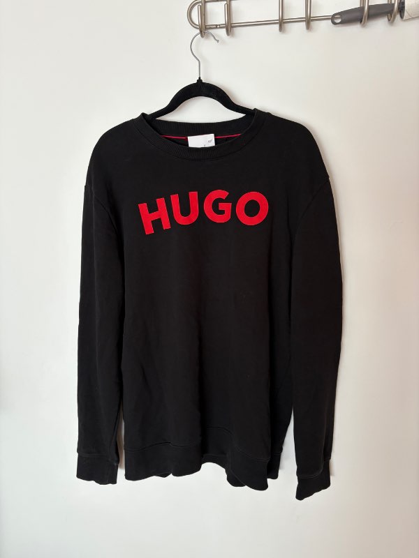 Hugo Boss svört peysa