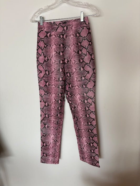 PrettyLittleThing bleikar snakeprint pleðurbuxur