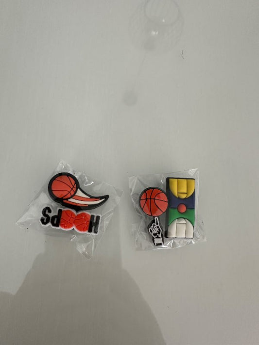 2 körfubolta crocs skraut
