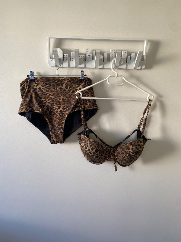 Bikini brúnt