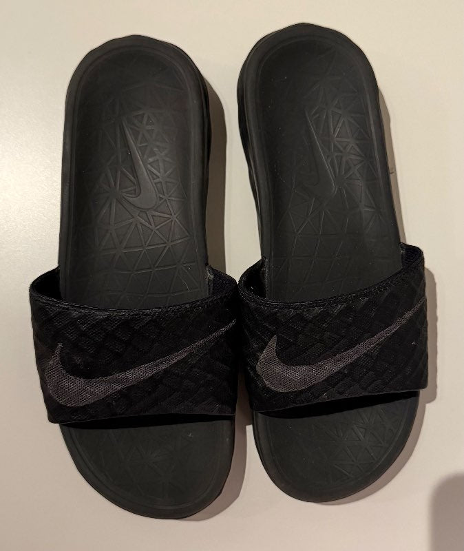 Svartir nike sandalar