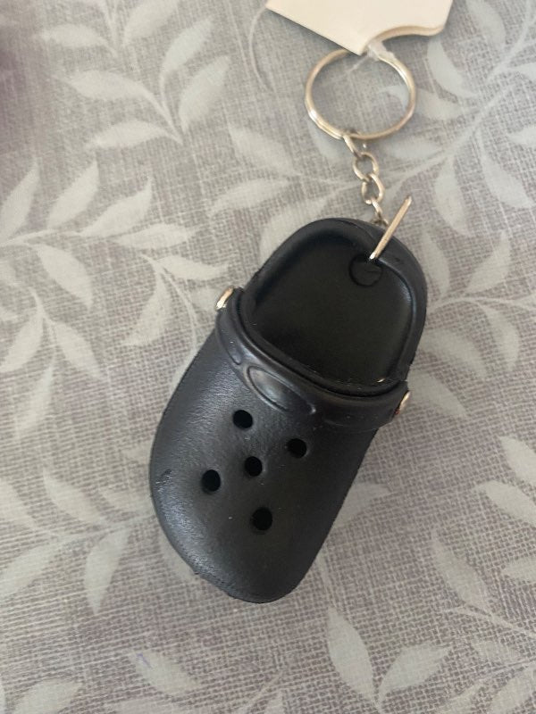 Svört Crocs lyklakippa
