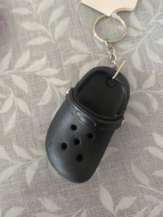 Svört Crocs lyklakippa
