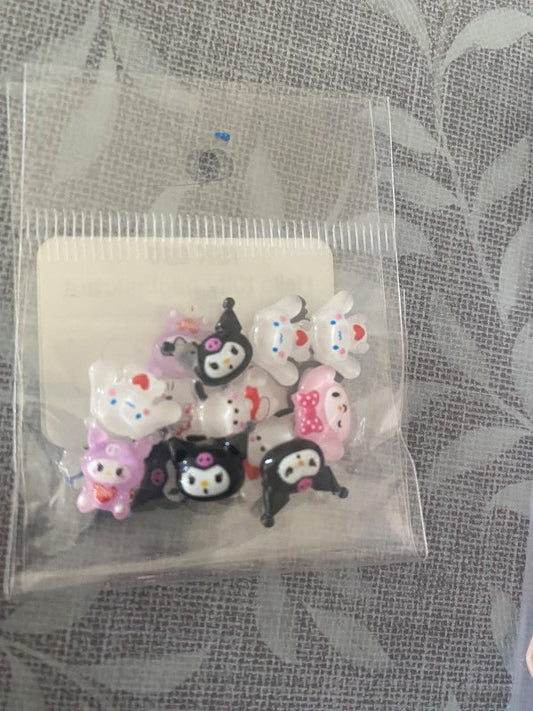 Naglaskraut bland Hello Kitty