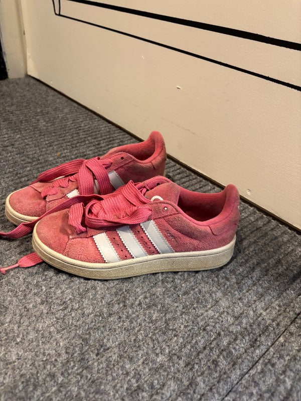 Bleikir adidas skór