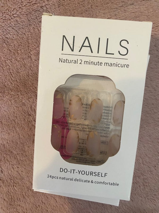 Press on nails stuttar gylltar