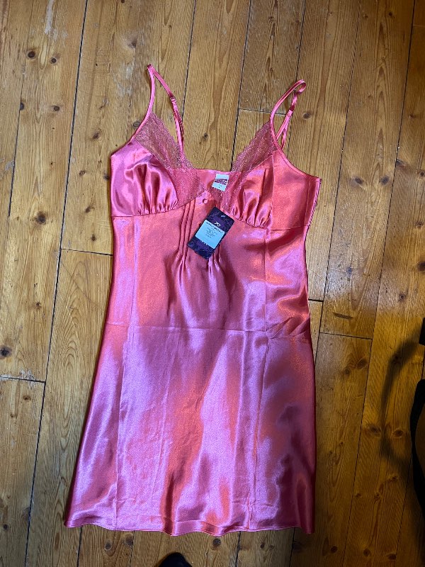 Ferskjulitaður nattkjoll