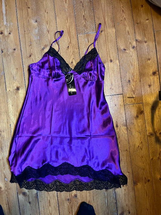 Stuttur glans fjólublár nattkjoll