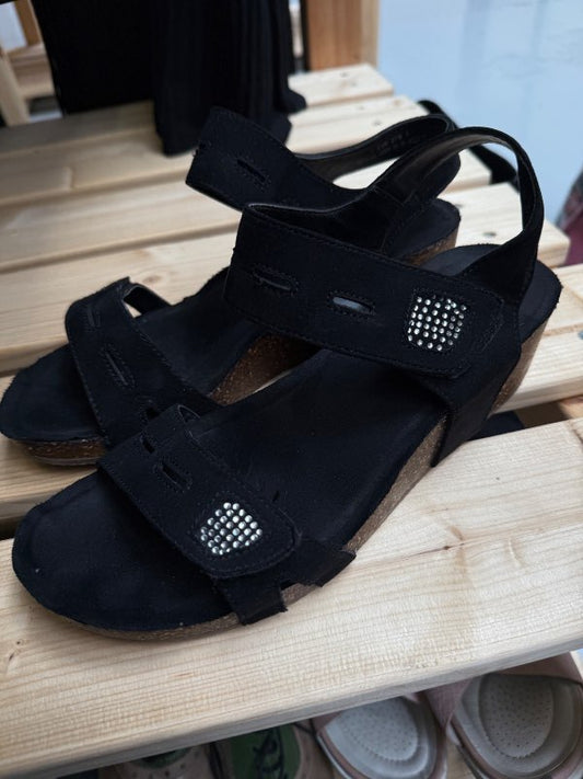 Sandalar