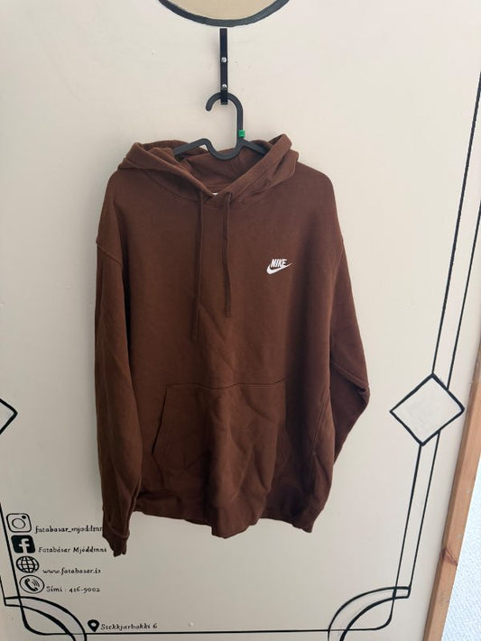 KK Nike Club hettupeysa brún