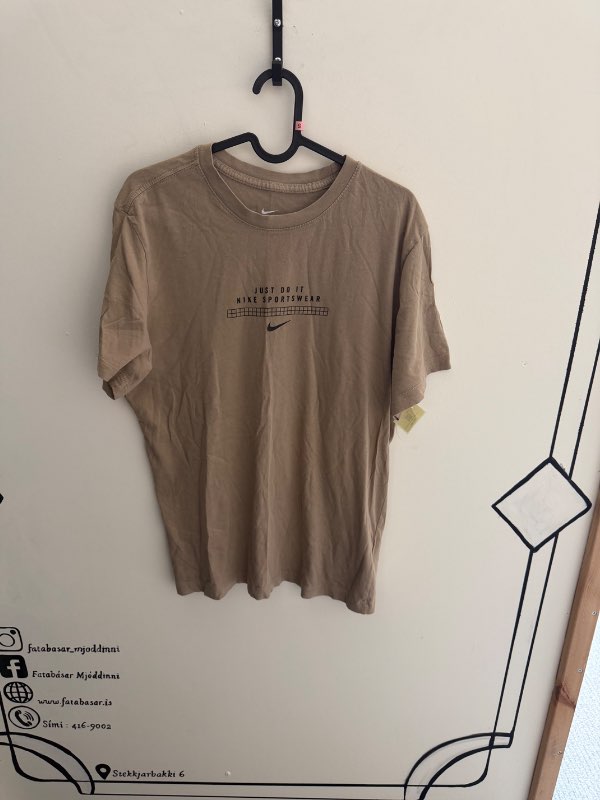KK Nike stuttermabolur brúnn