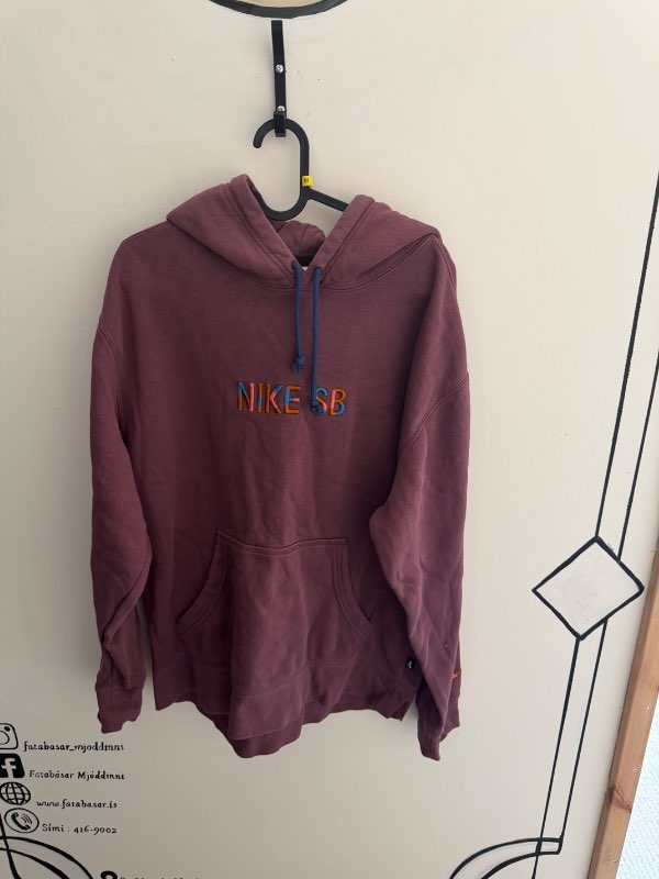 KK Nike hettupeysa vínrauð